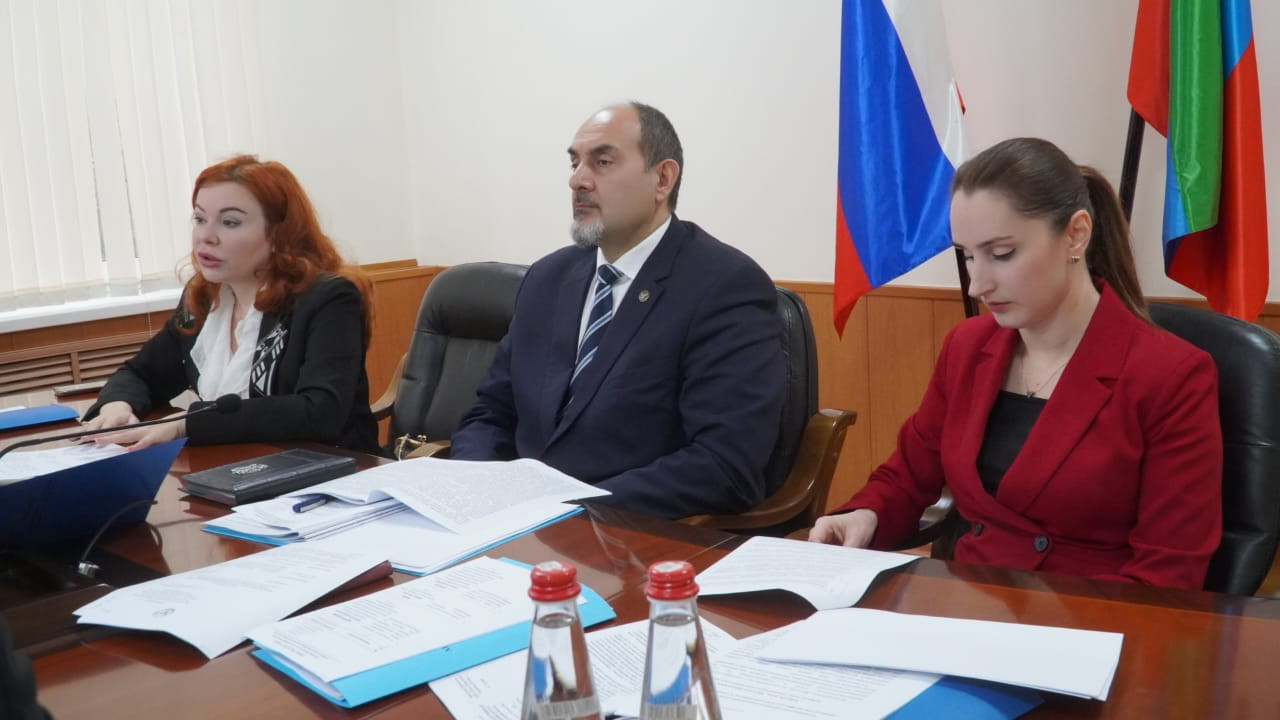Под председательством министра образования и науки Республики Дагестан Яхья Бучаева состоялось заседание Комиссии по делам несовершеннолетних и защите их прав.